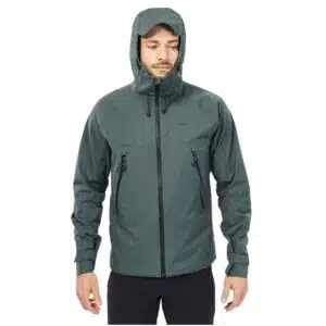 Mann, der eine Quechua Herren-Regenjacke trägt
