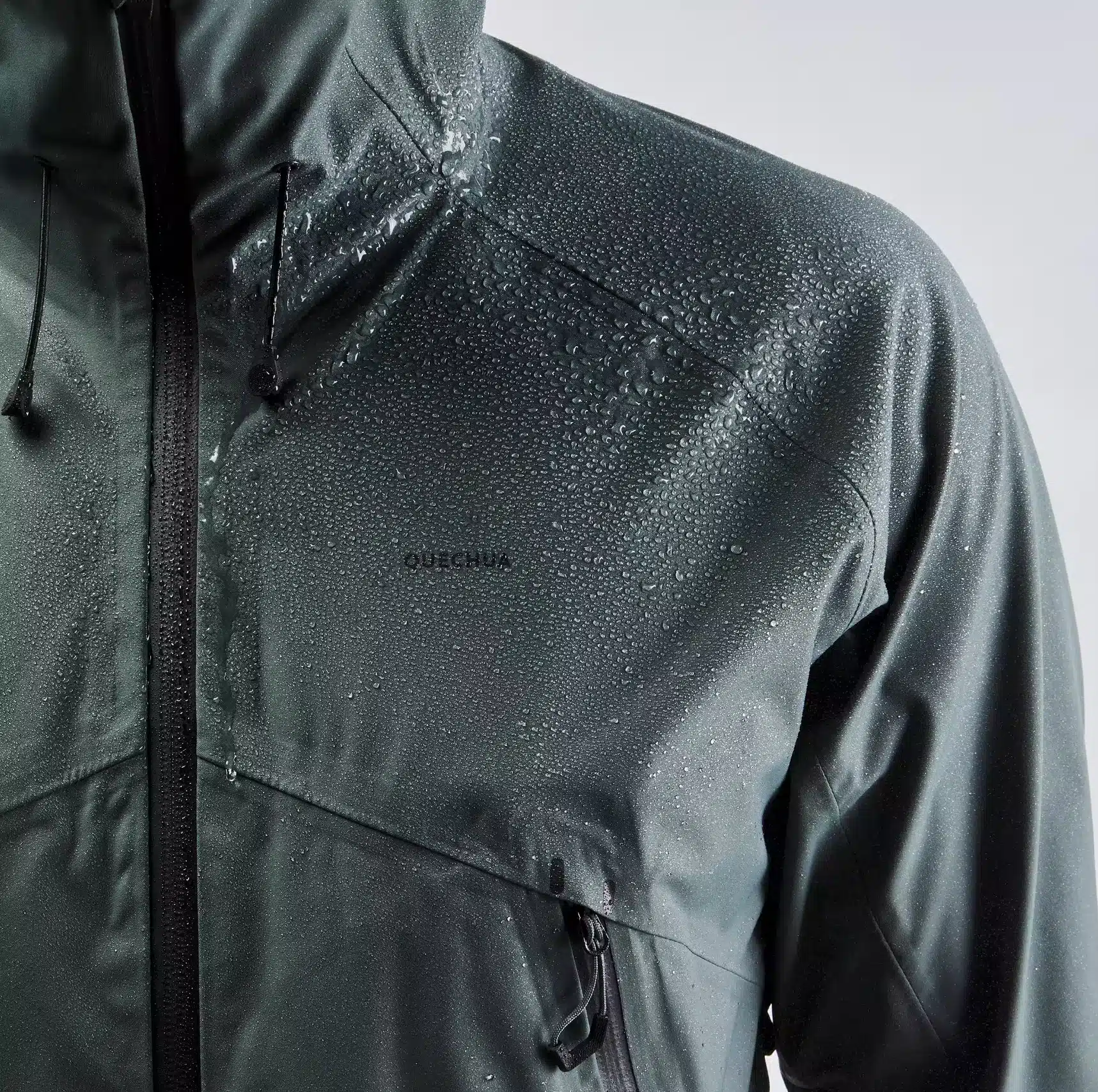 Schulterpartie der Quechua Herren-Regenjacke, an der das Wasser abperlt.