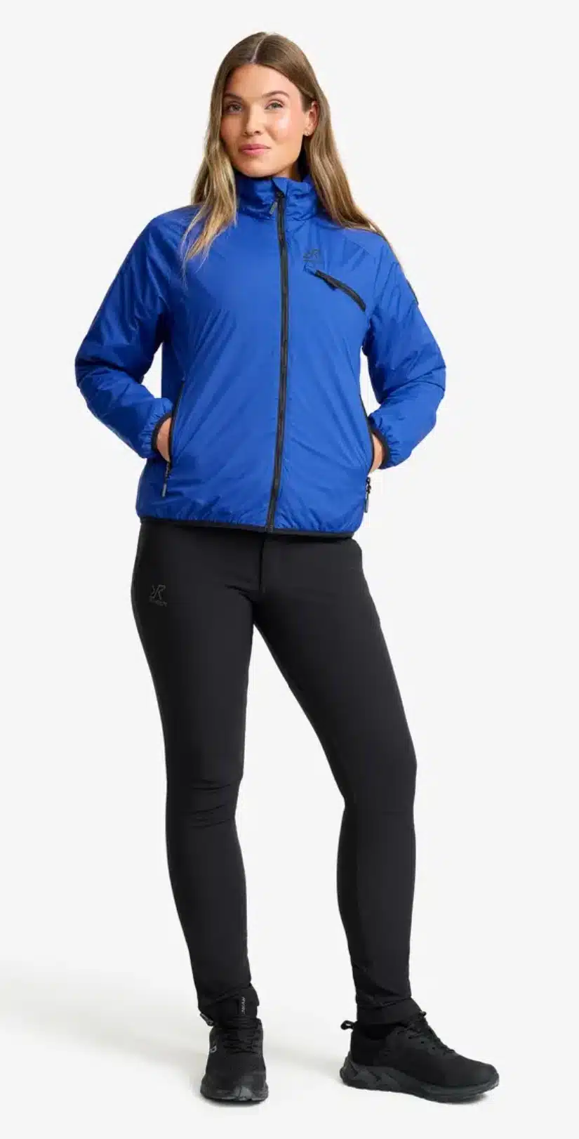 Dame mit der blauen RevolutionRace Flatter Insulated Jacket