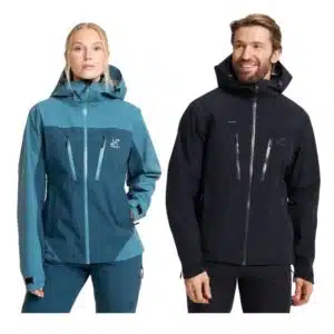 Damen und Herr mit der RevolutionRace Silence Proshell 3L Jacke