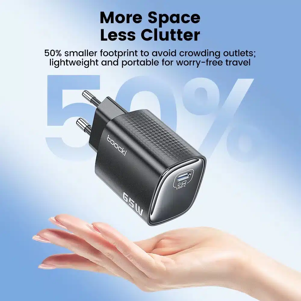 Toocki 65W GaN Ladegerät in der Hand