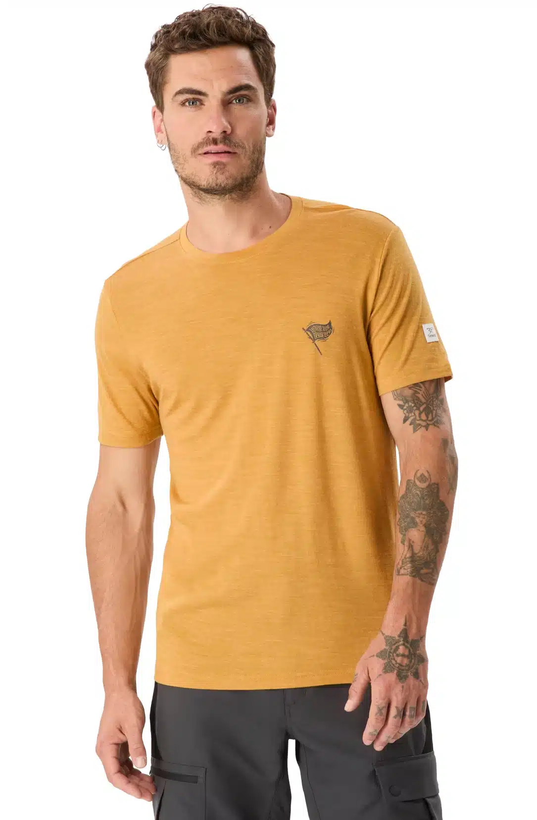 Mann, der das Simond Funktionsshirt in Gelb trägt