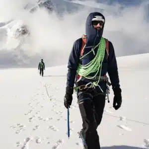 Mann in den Bergen mit blauer Decathlon Jacke