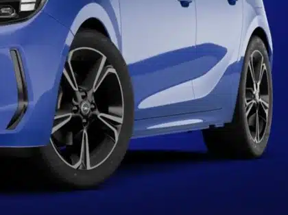 Opel Corsa Hybrid in Voltaik Blau, Blick auf Felgen und Seitenlinie