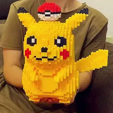 Fertig gebaute Pikachu-Figur aus Mikrobausteinen in der Hand gehalten