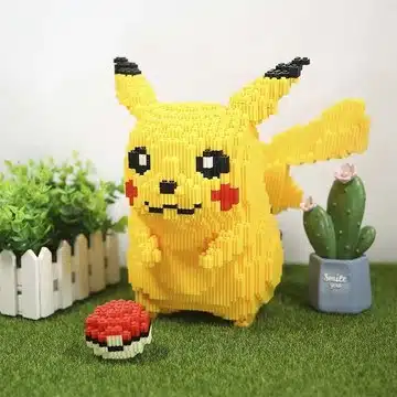 Aufgebaute Pikachu-Klemmbausteinfigur neben einem Pokéball