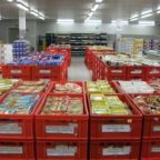 25177493-lagerverkauf-beim-kaas-frischedienst-in-roten-kisten-stapelt-sich-verschiende-kaese-produkte-1oe9
