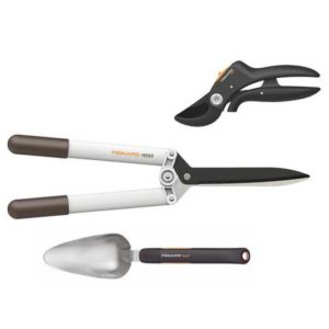 Fiskars Gartenset | HS53 Heckenschere, P55 Gartenschere & Xact™ Blumenkelle für 35,90€