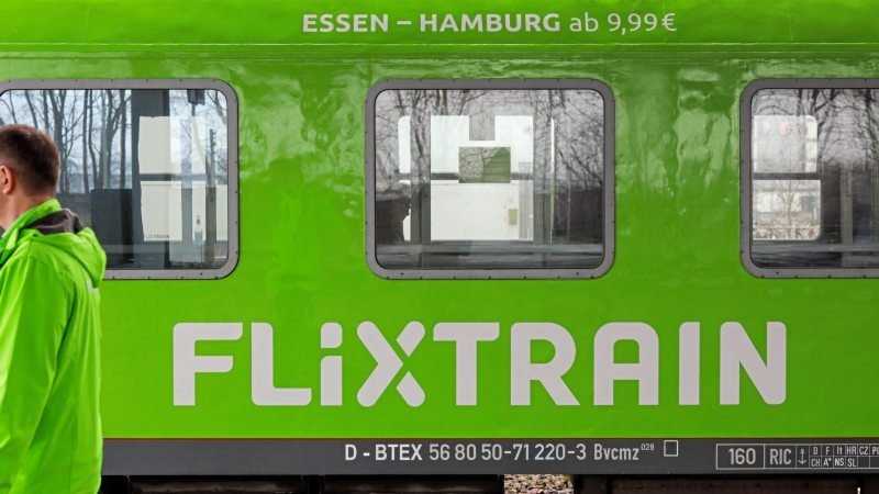 Der grüne Wagon eines Flixtrains-Zugs, wo der Schriftzug von Flixtrain deutlich zu sehen ist.