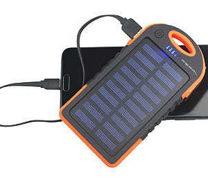 PEARL: Solar-Powerbank mit Taschenlampe, 3.000 mAh, 2x USB, 1 A, IPX4 (€2,99 statt €9,99 &#043; VSK)